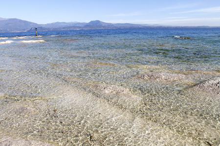 在西尔米奥在意大利北部的加尔达湖上海滩的风景