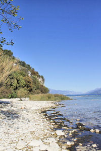 在西尔米奥在意大利北部的加尔达湖上海滩的风景