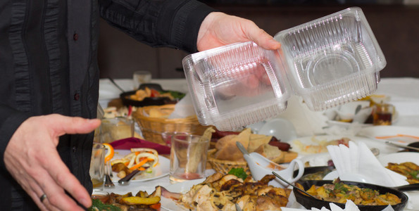 男子收集食品托盘左