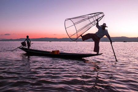 渔夫在日落茵莱湖缅甸的剪影