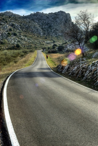 日落时在群山间的道路图片