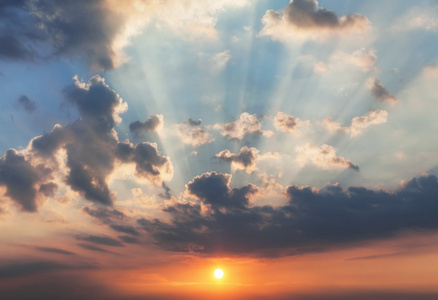 与太阳光线的日落。多彩的模糊天空与太阳背景。日落，日出