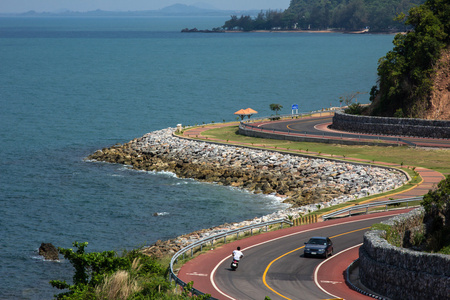 在海边蜿蜒的道路