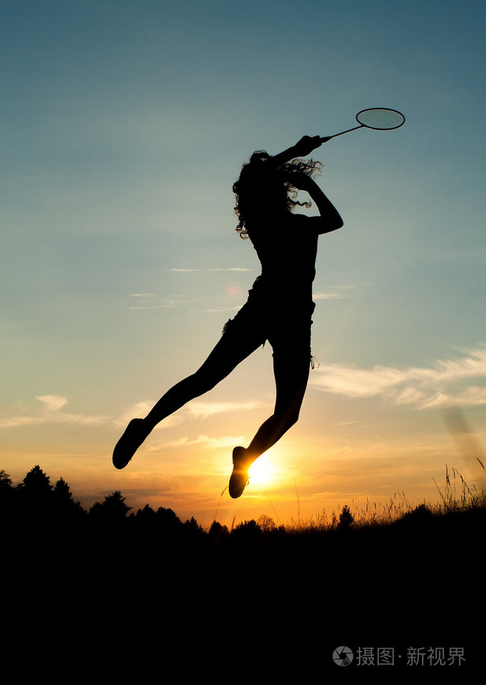 跳打羽毛球的女孩