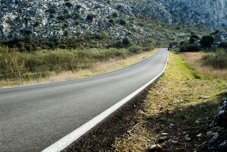 日落时在群山间的道路