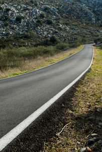 日落时在群山间的道路图片