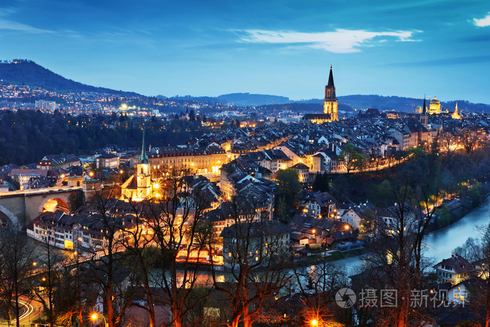 美丽的夜晚照明在伯尔尼