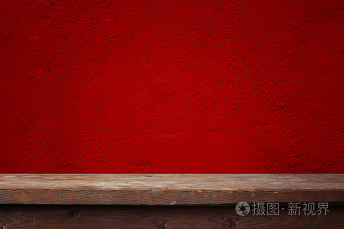 红墙的木桌