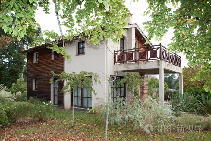 美丽的现代房子的外观的视图照片-正版商用图片1l7di6-摄图新视界