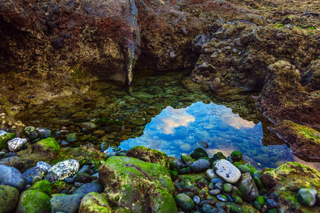 海滩石头在海洋抽象背景