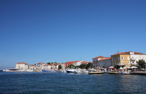 旅游港口在克罗地亚的建筑群在夏季的一天