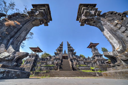 普拉 Besakih 巴厘岛寺庙的大门