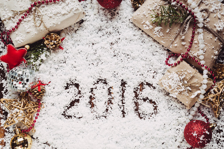 圣诞节和新年的背景与 2016年雪地上