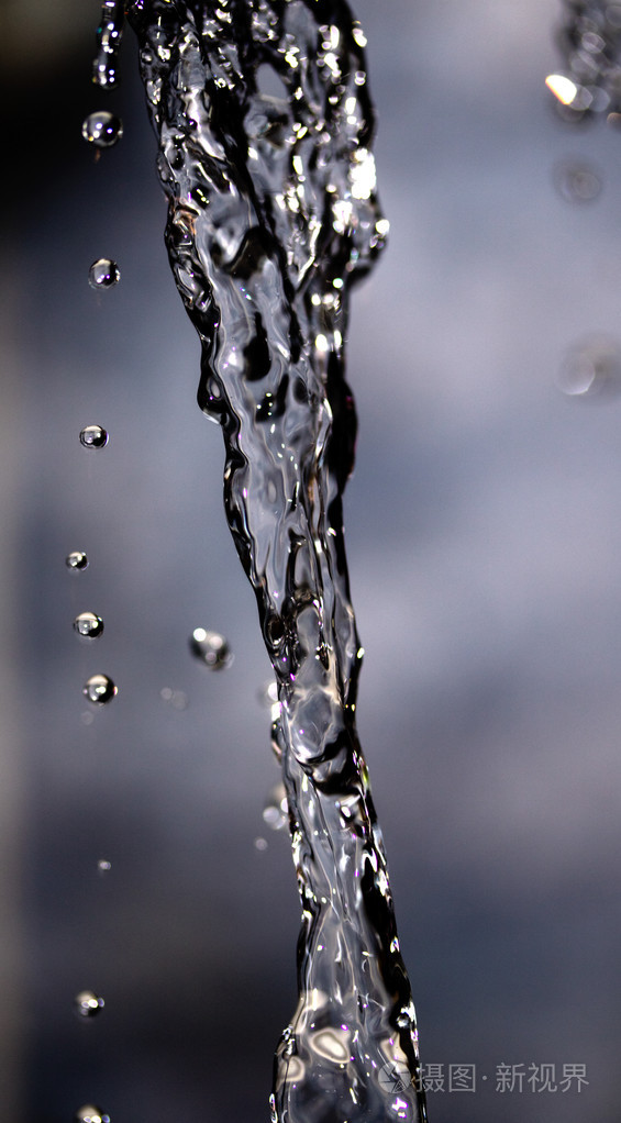 在一个黑暗的背景上喷水