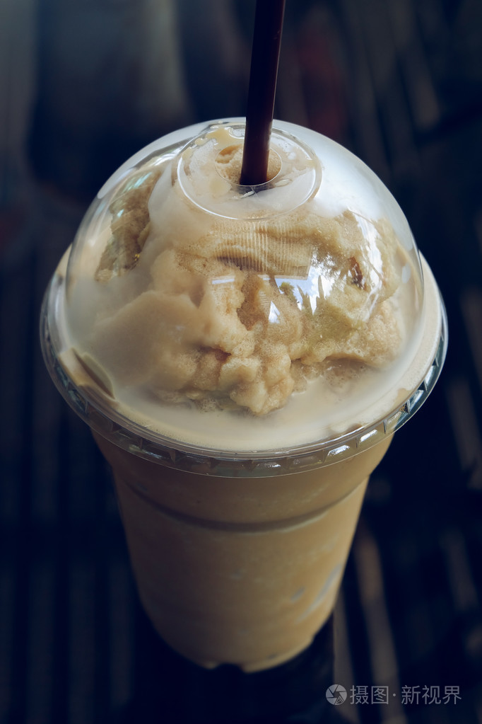 冰在咖啡店咖啡馆的冰沙咖啡