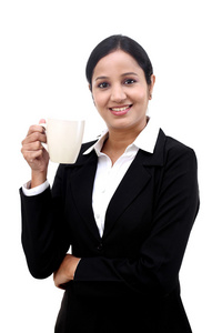 快乐的年轻商业女人与一杯咖啡