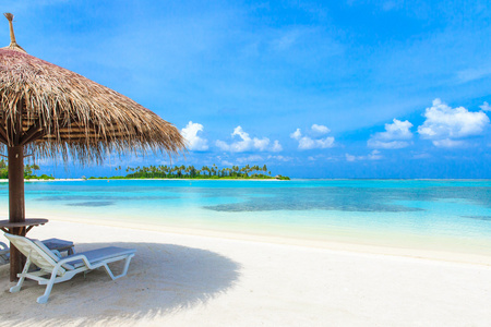 热带沙滩椅和伞