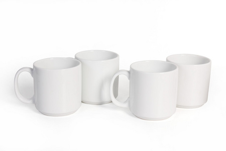 四个陶瓷杯孤立在白色背景下，侧视图