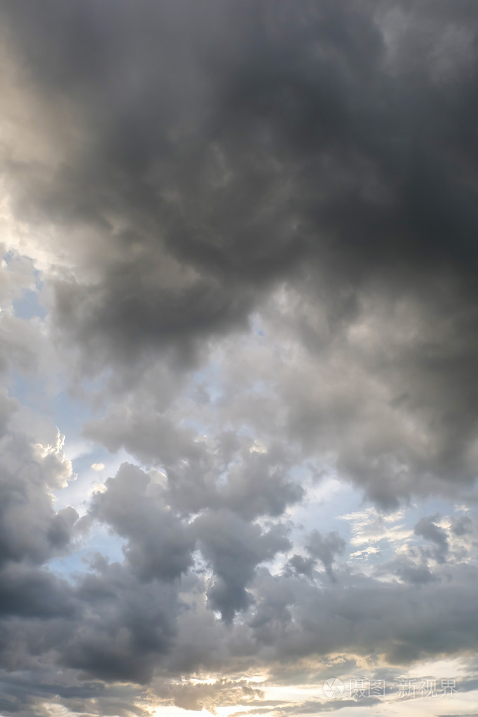 云彩在日落剧烈的天空, 图片气候天气背景