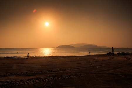 上方山对海的日出