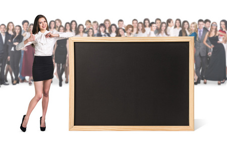 年轻女人站在附近大黑板