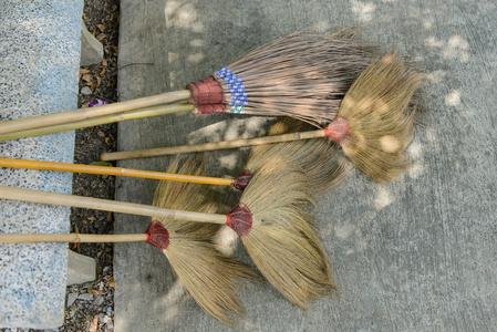 许多旧稻草扫帚在地板上