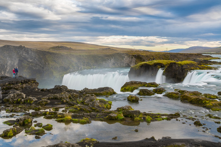 在冰岛的惊人 Godafoss 瀑布。