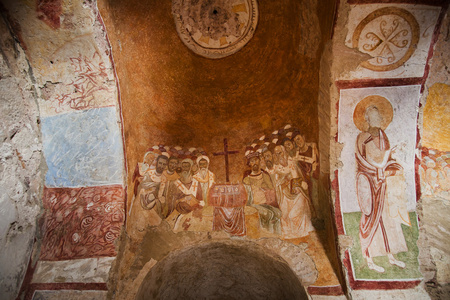古代壁画被毁教堂在圣地牙哥的墙壁上