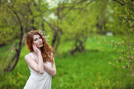 红头发的女孩，在春天的花园