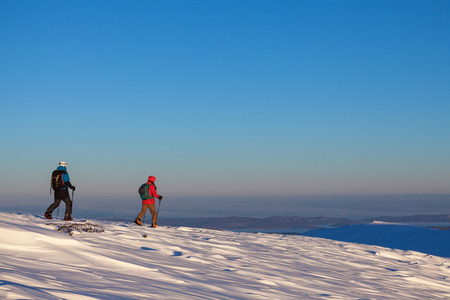 两个滑雪者走山