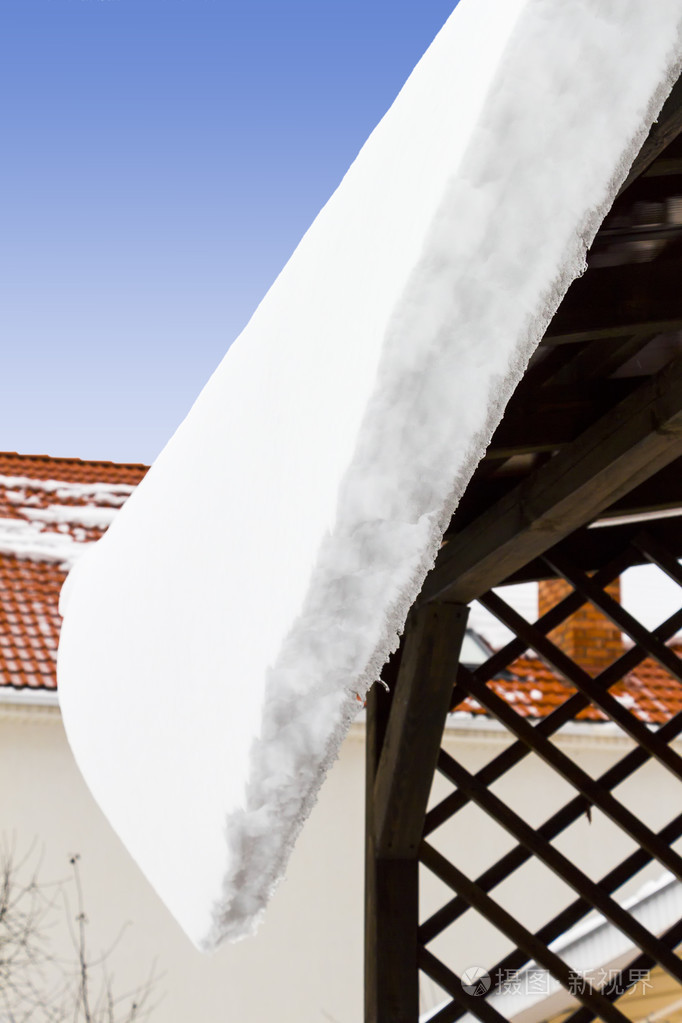 雪从屋顶凉亭滑落