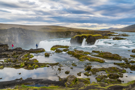 在冰岛的惊人 Godafoss 瀑布。