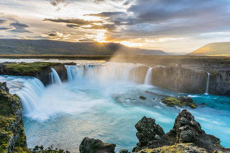 在冰岛的惊人 Godafoss 瀑布。