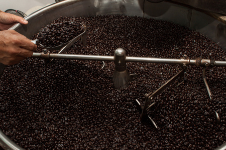 新鲜烘培的咖啡豆咖啡焙烧炉