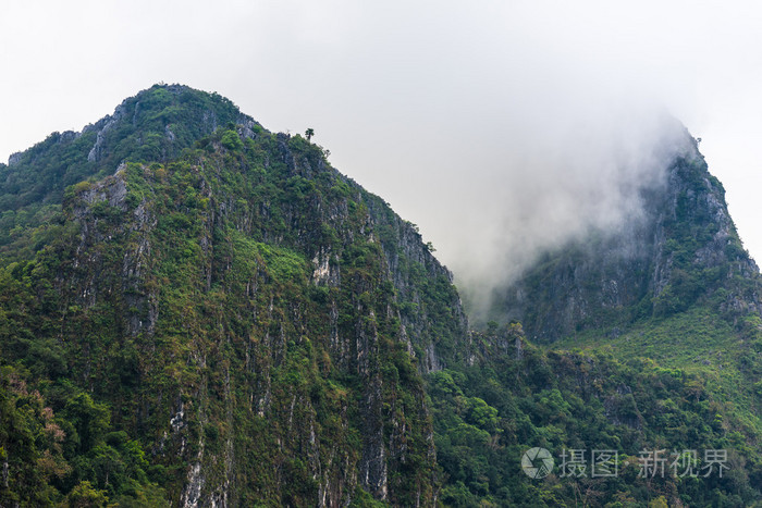 高山岭在浓雾中