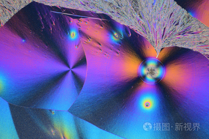 多彩的微晶体中偏振光