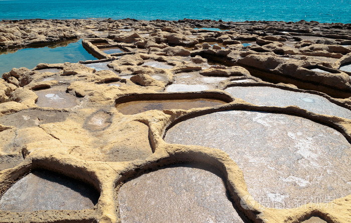 制盐蒸发池关闭海岸的 Gozo,Malta.Xatt l艾哈迈尔