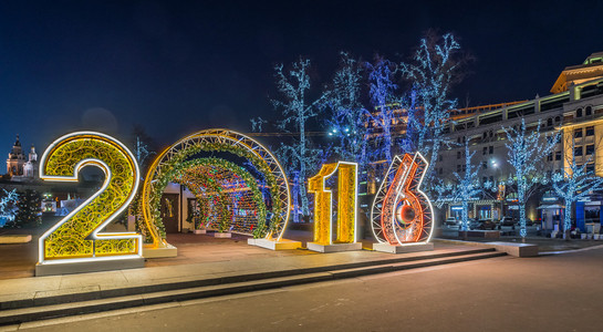 新年和圣诞节灯光装饰的城市。俄罗斯