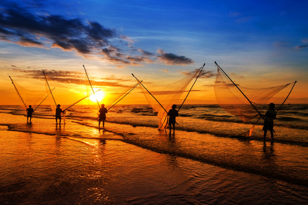 在清晨捕鱼的渔民照片