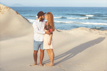 幸福夫妻站在海边的沙滩上的爱