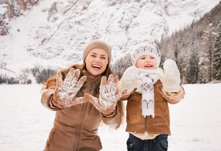 母亲和孩子在户外冬天戴雪手套