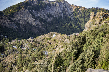 绿色覆盖的岩石山