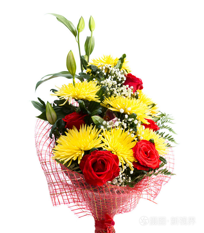 从玫瑰和菊花在白色背景上的花束