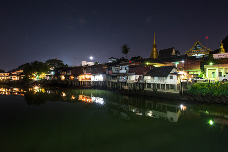 在晚上在 chantaboon 村在泰国尖竹汶河附近的村庄