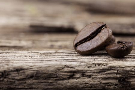 颗粒的咖啡上粗糙的木质表面特写