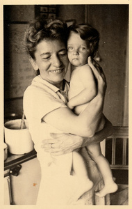 母亲和婴儿的老式照片。 照片拍摄于1941年