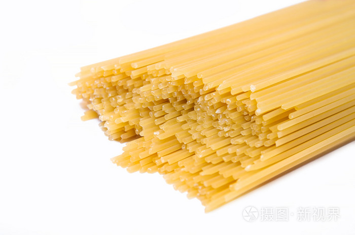 在白色背景上的长面条