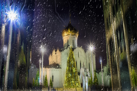 夜晚下雨太阳伞严整是有通过通道的莫斯科克里姆林宫,俯瞰红广场东侧