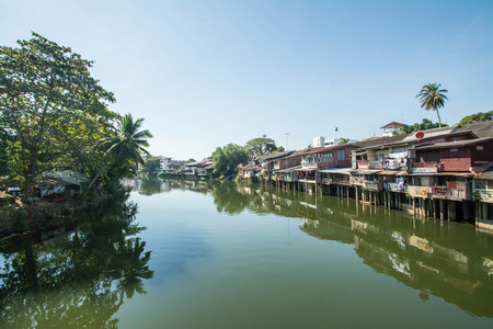 在早上与河附近村庄清澈的天空在泰国尖竹汶 chantaboon 村