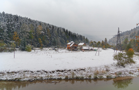 在后台的平原，雪山上的乡村农舍
